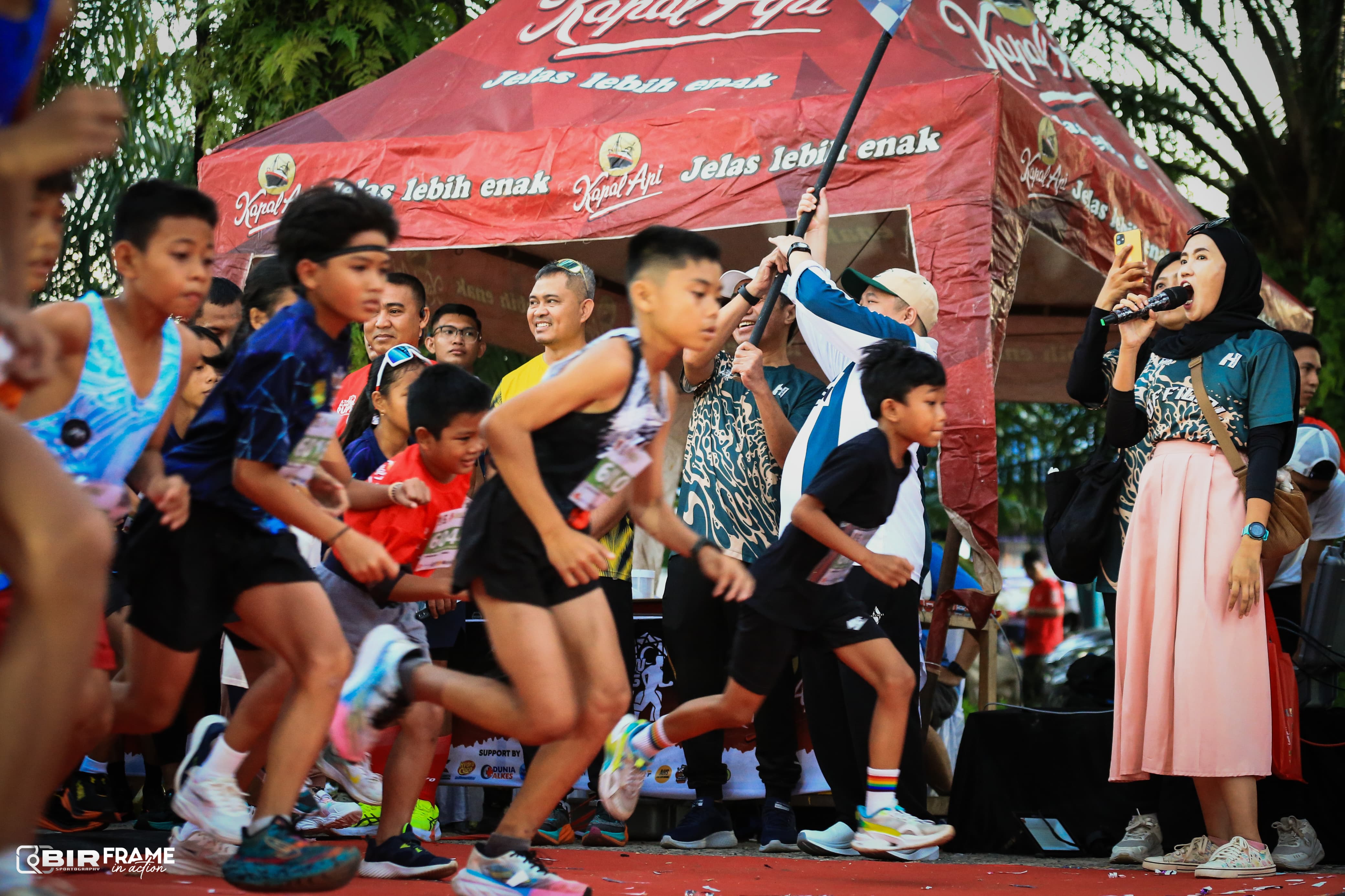 LOMBA: Suasana meriah peserta saat mengikuti lomba lari pada gelaran Banua Duathlon Challenge sebelumnya yang diselenggarakan Dispora Kalsel. (M Idris Jian Sidik)