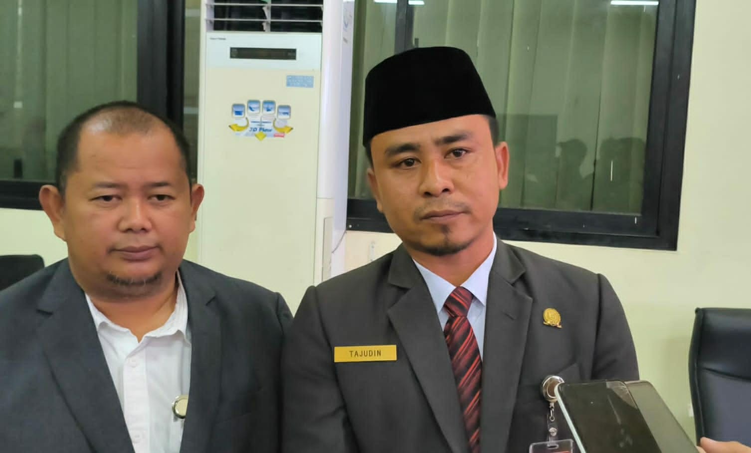 WAWANCARA: Wakil Ketua DPRD HST, Tajudin (kanan) didampingin Anggota DPRD HST, Erwin Jecky Silalahi saat diwawancara awak media. (Foto: Jamaluddin/Radar Banjarmasin)
