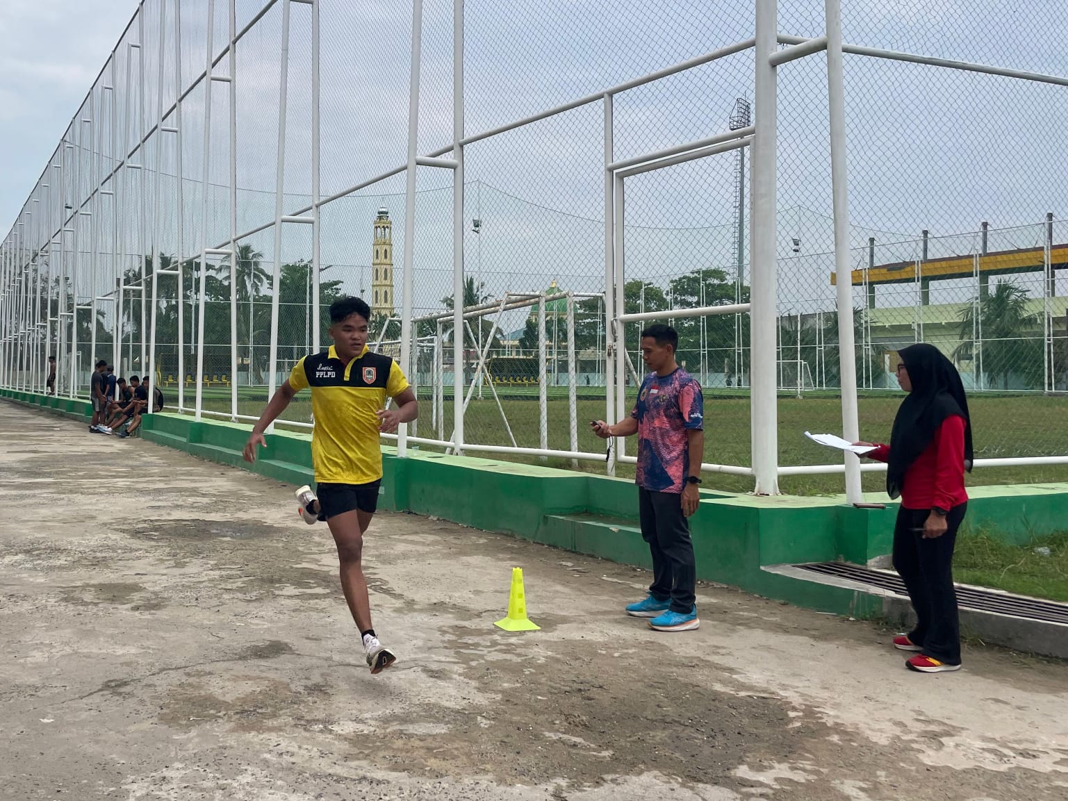 TES FISIK: Sejumlah atlet pelajar mengikuti tes fisik yang digelar Dispora Kalsel sebagai bagian dari evaluasi program Spobda menuju pembinaan yang lebih profesional.