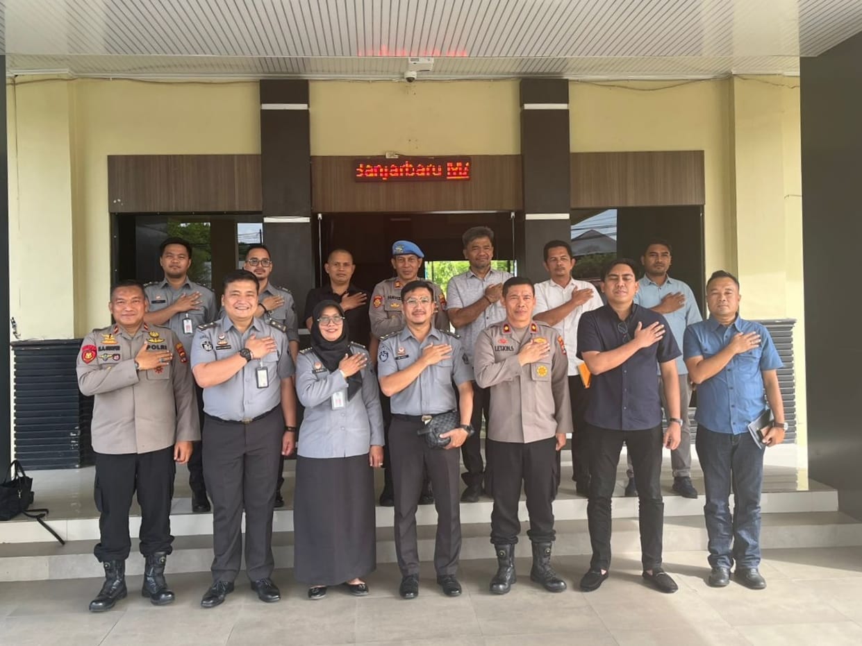 SINERGITAS:Tim Ditjen AHU Kemenkum dan jajaran Kemenkum Kalsel berfoto bersama dengan perwakilan personel Polres Banjarbaru, Selasa (8/7/2025).