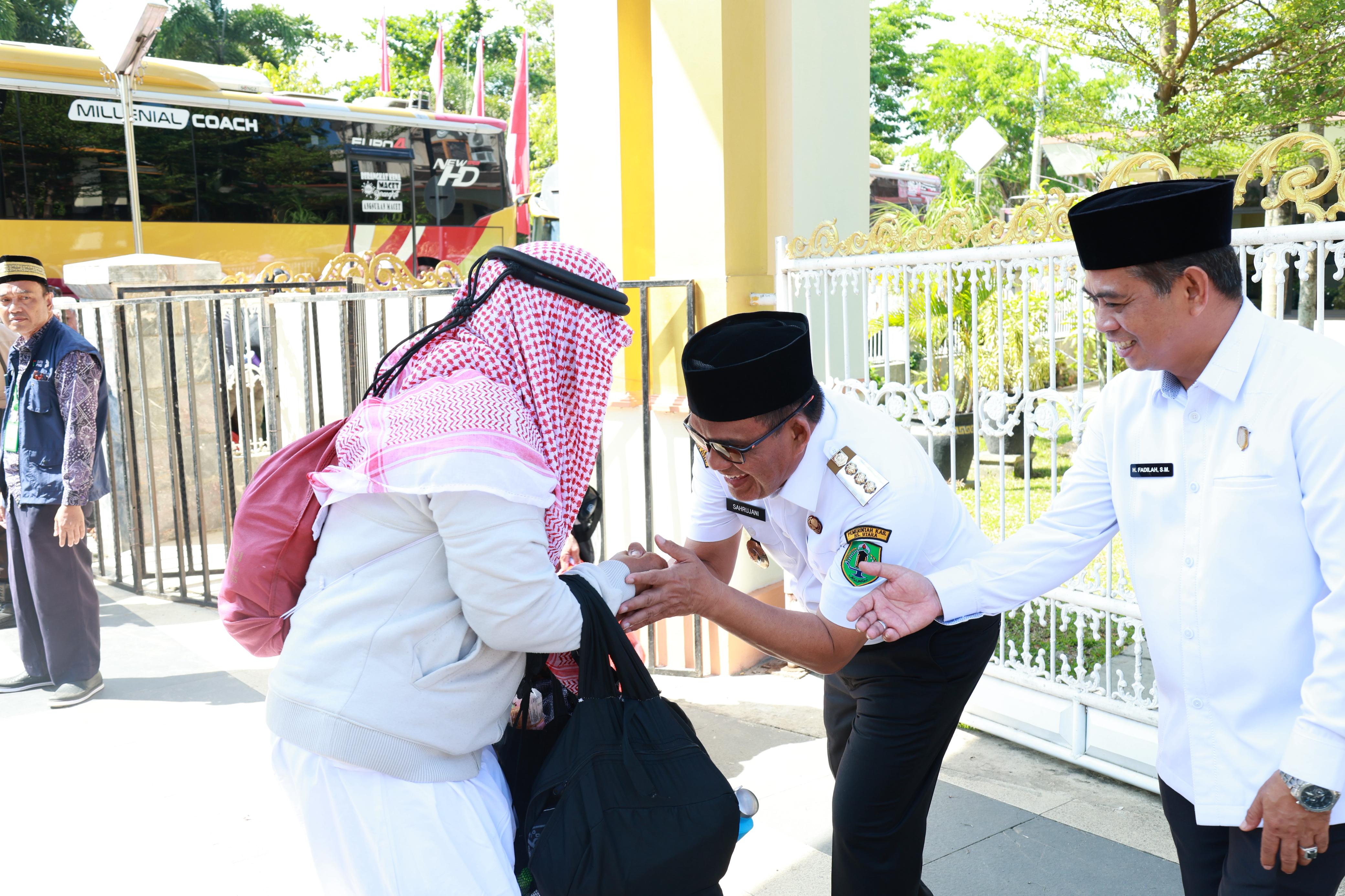 MOMEN:Bupati Kabupaten HSU, H Sahrujani dan Ketua DPRD HSU, H Fadilah menyambut jemaah haji Kabupaten HSU, Rabu (9/7/2025) di halaman Aula Dr KH Idham Chalid.