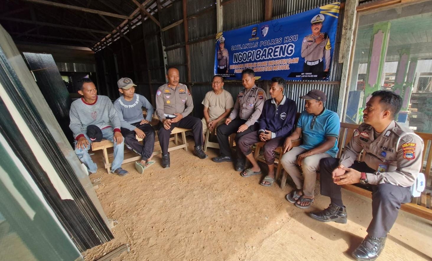 Satlantas Polres HSU mengedukasi sopir truk dan pelaku jasa angkutan terkait larangan truk ODOL beroperasi di jalan-jalan Amuntai. (Satlantas Polres HSU untuk Radar Banjarmasin)