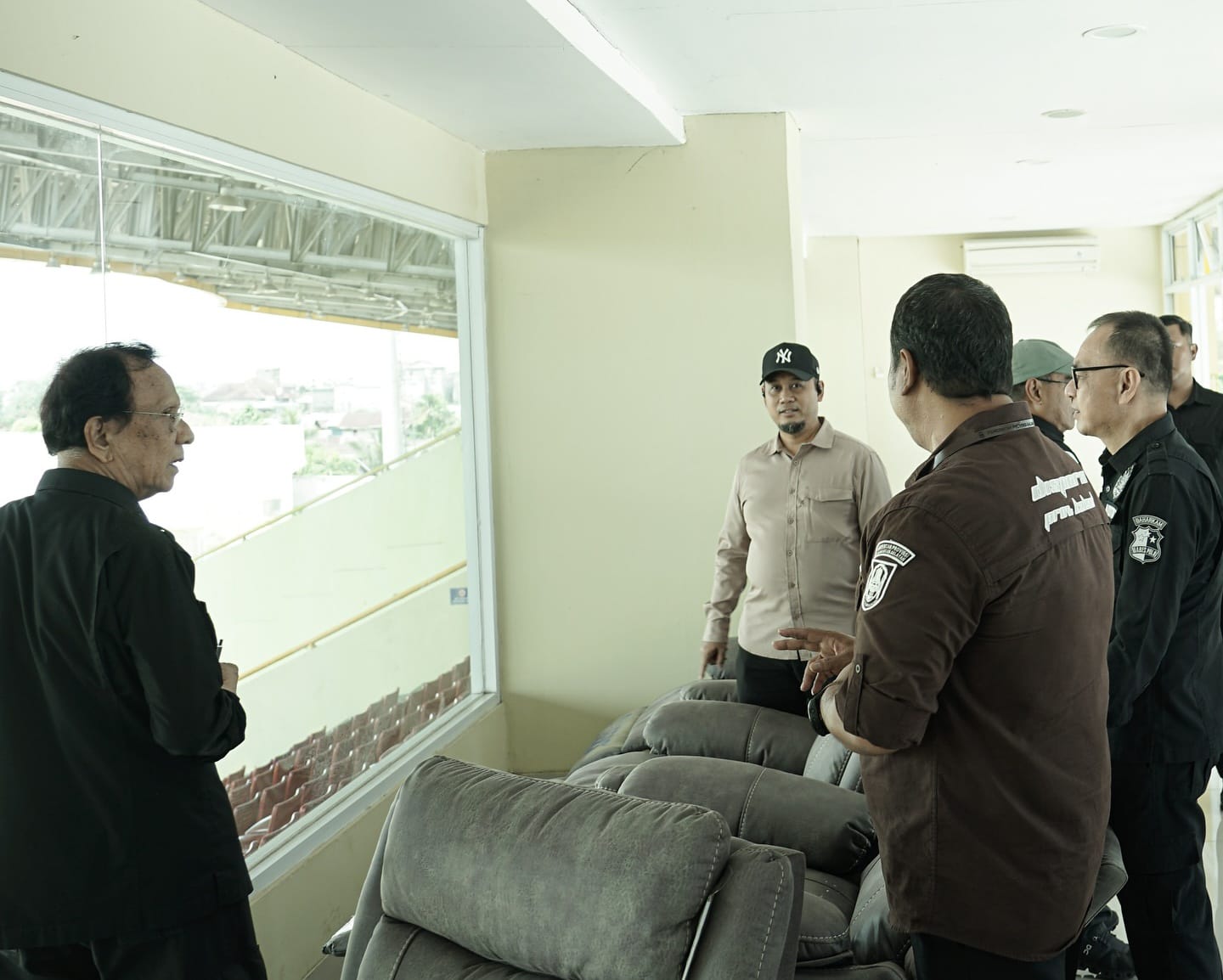 Kadispora Kalsel M. Fitri Hernadi meninjau langsung proses risk assessment di Stadion 17 Mei bersama tim Ditpamobvit POLRI, Rabu (9/7/2025). (dok Barito Putera)