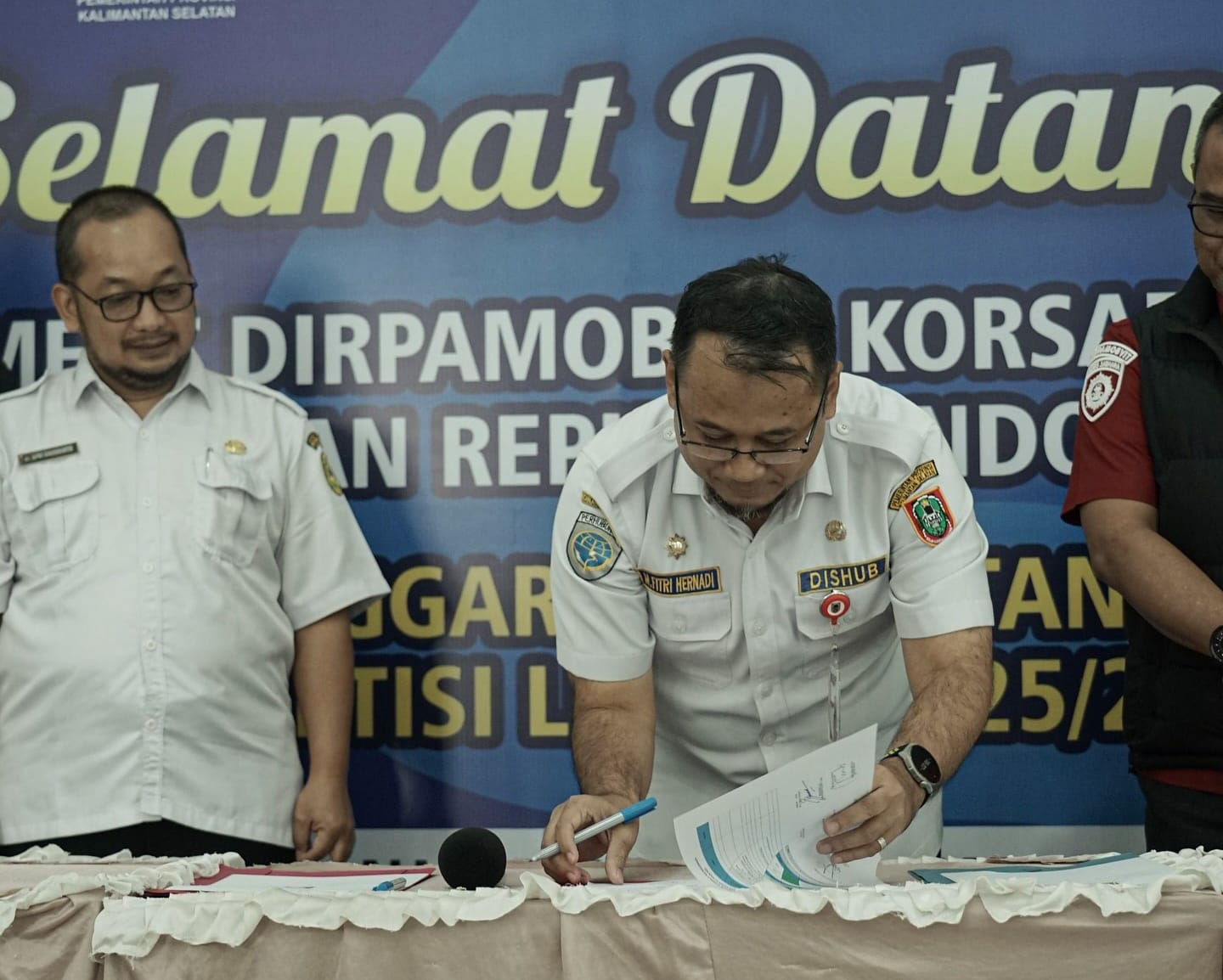 Kadispora Kalsel M. Fitri Hernadi meninjau langsung proses risk assessment di Stadion 17 Mei bersama tim Ditpamobvit POLRI, Rabu (9/7/2025). (dok Barito Putera)