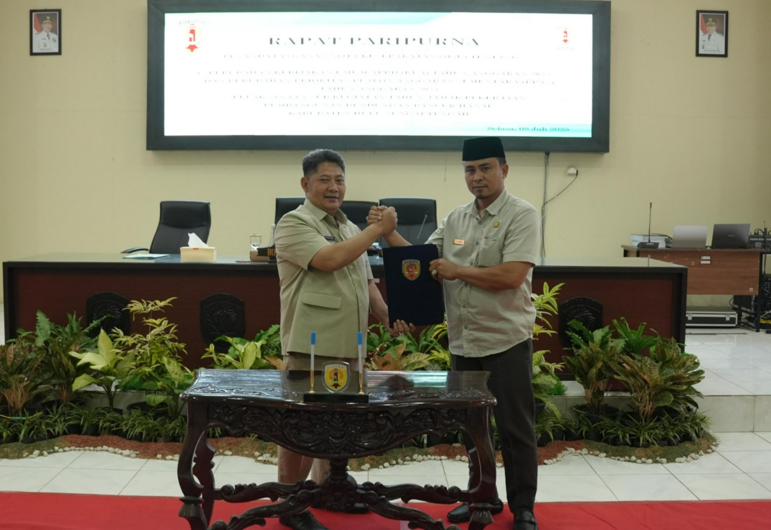 SEPAKAT:Bupati HST, Samsul Rizal dan Wakil Ketua DPRD HST, Tajudin sepakati KUA PPAS APBD-P 2025.