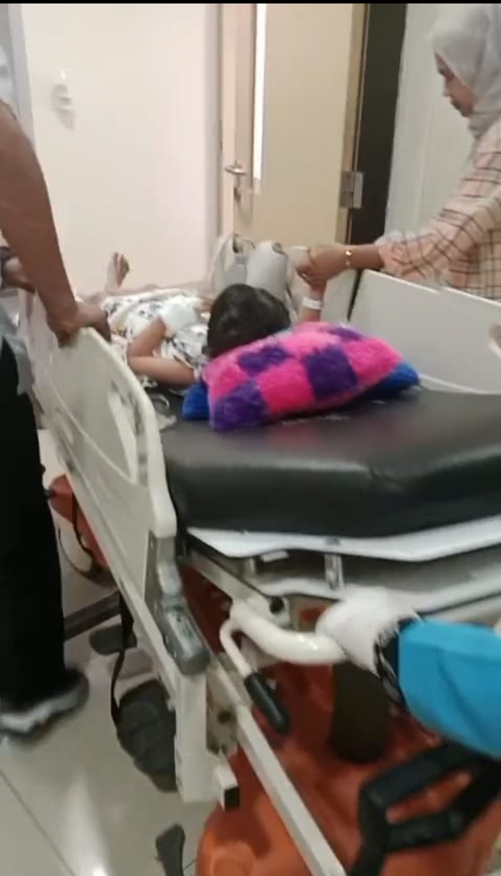 DITANGANI MEDIS:Korban saat berada di RSUD dr Moch Ansari Saleh Banjarmasin, ditangani petugas medis.//keluarg untuk Radar Banjarmasin