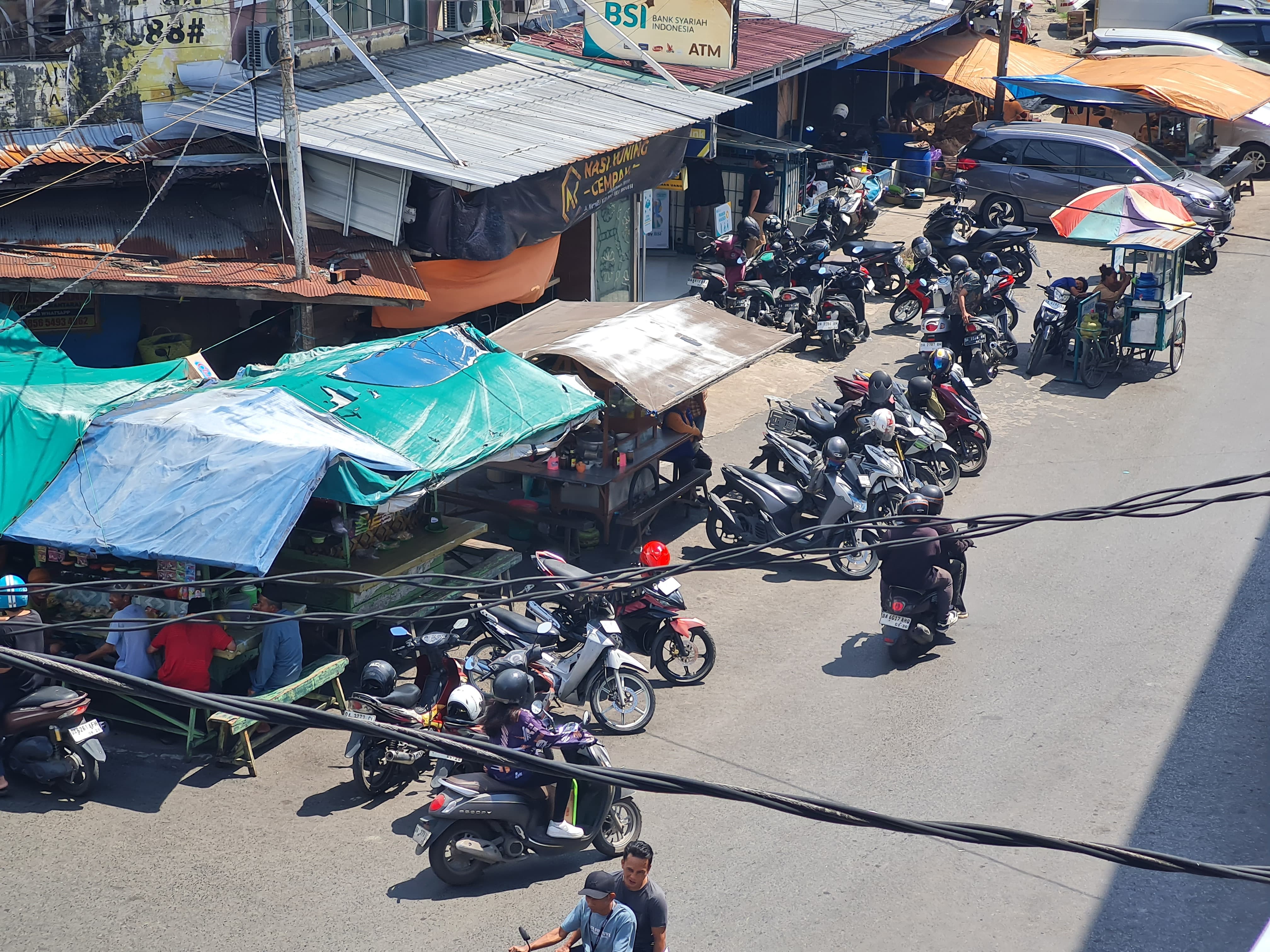 TITIK PARKIR: Jejeran kendaraan terparkir di kawasan Pasar Baru Banjarmasin. (Foto: Riyad Dafhi Rizki/Radar Banjarmasin)