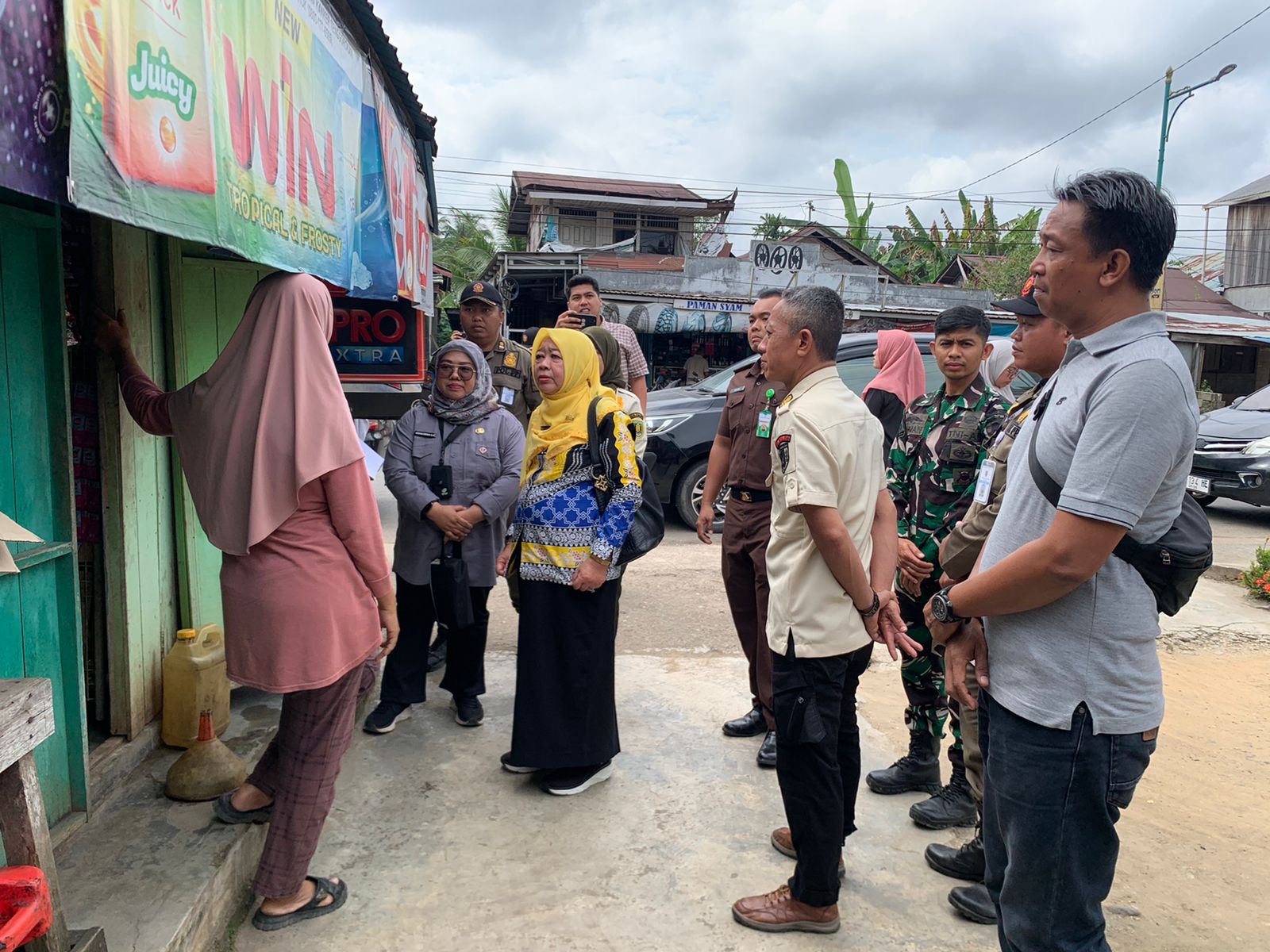 Diskop UKM Perindag Tabalong saat mendatangi pengecer tabung gas bersubsidi di Tanjung. (Diskop UKM Perindag untuk Radar Banjarmasin)