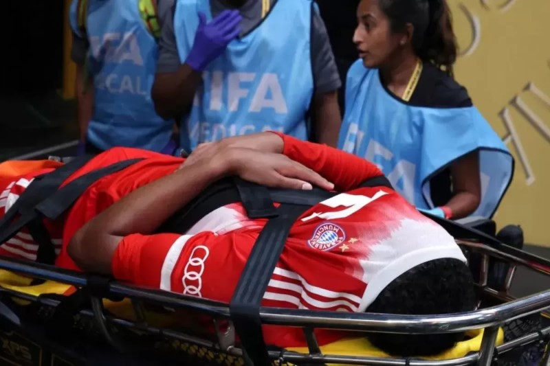 DITANDU: Jamal Musiala saat ditandu keluar lapangan setelah mengalami insiden dengan Donnarumma.