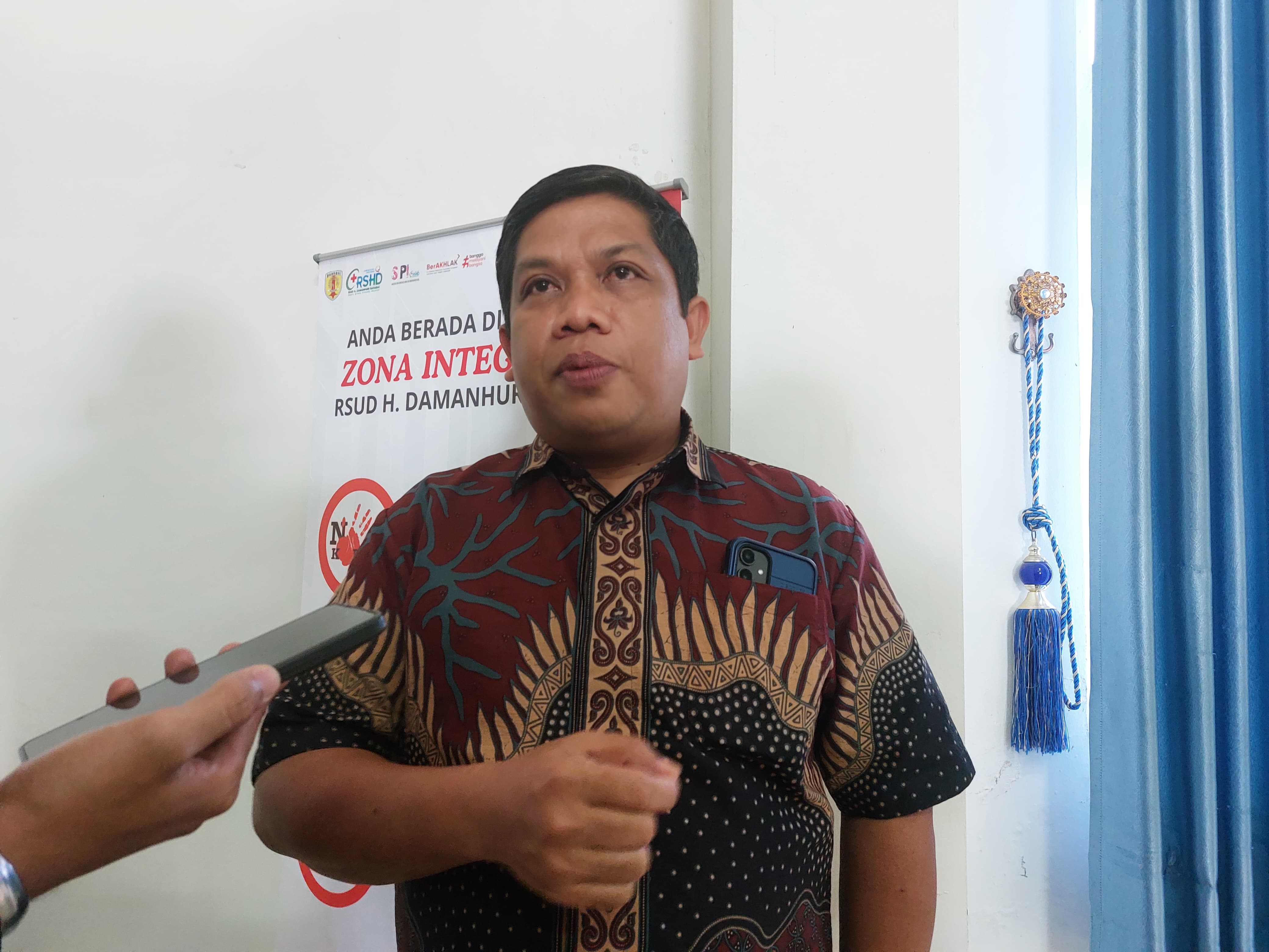 WAWANCARA: Ketua Komisi I DPRD HST, Yajid Fahmi mengingatkan ada tantangan bagi Dinas Pendidikan HST terkait rencana pembangunan UPT Bahasa Internasional. (Foto: Jamaluddin/Radar Banjarmasin)