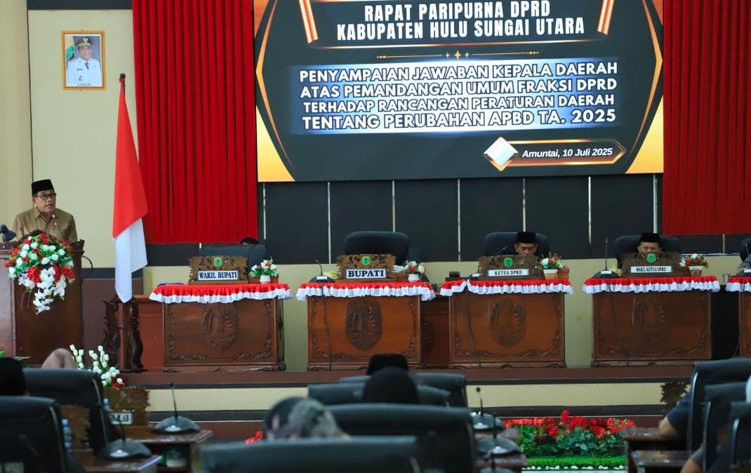 HADIR:Bupati Kabupaten HSU, H Sahrujani menjawab sorotan fraksi DPRD HSU terhadap Raperda tentang APBD Perubahan di Aula DPRD HSU, Kamis (10/7/2025).