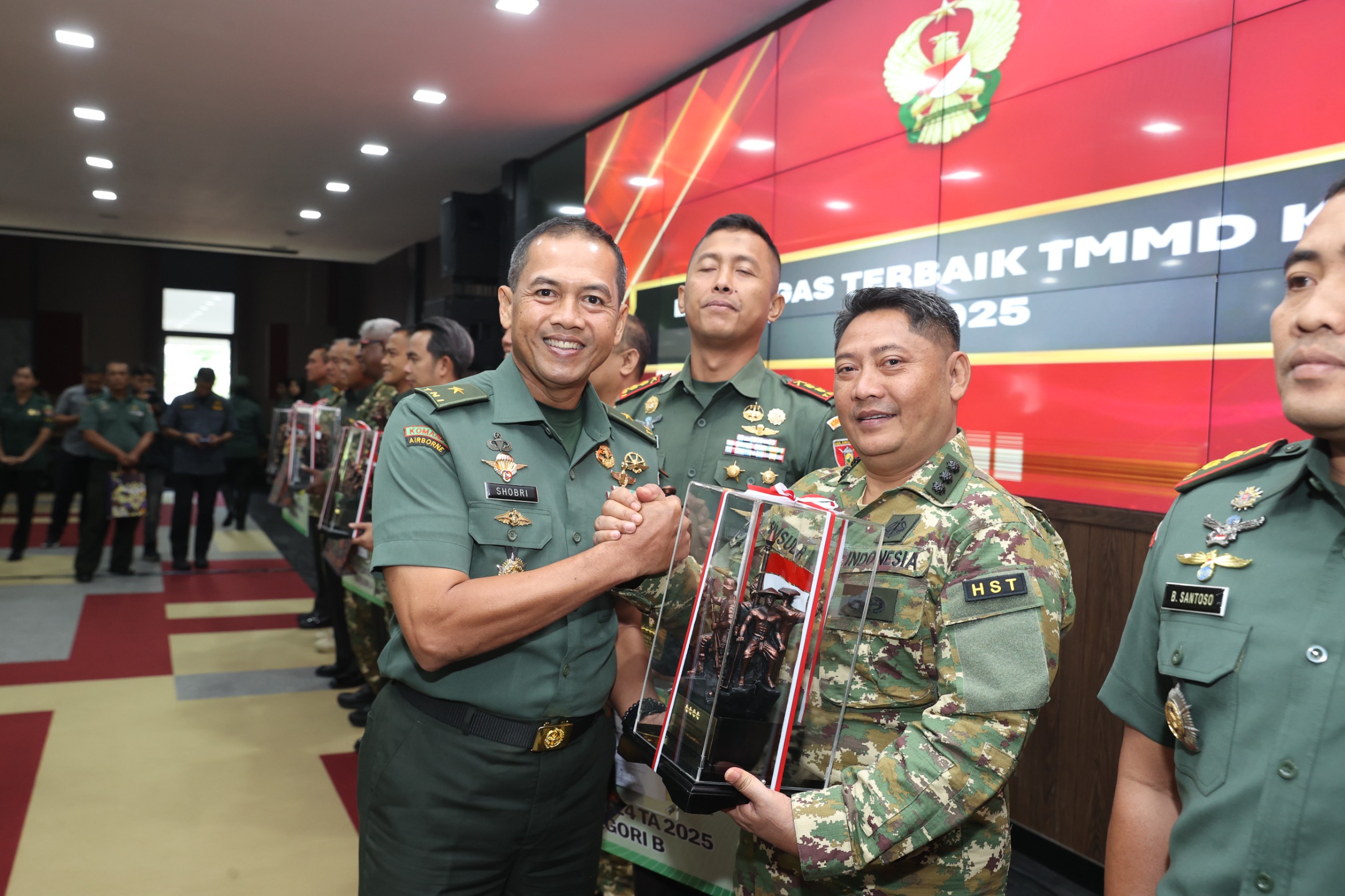 PENGHARGAAN:Bupati HST, Samsul Rizal menerima penghargaan di Jakarta.