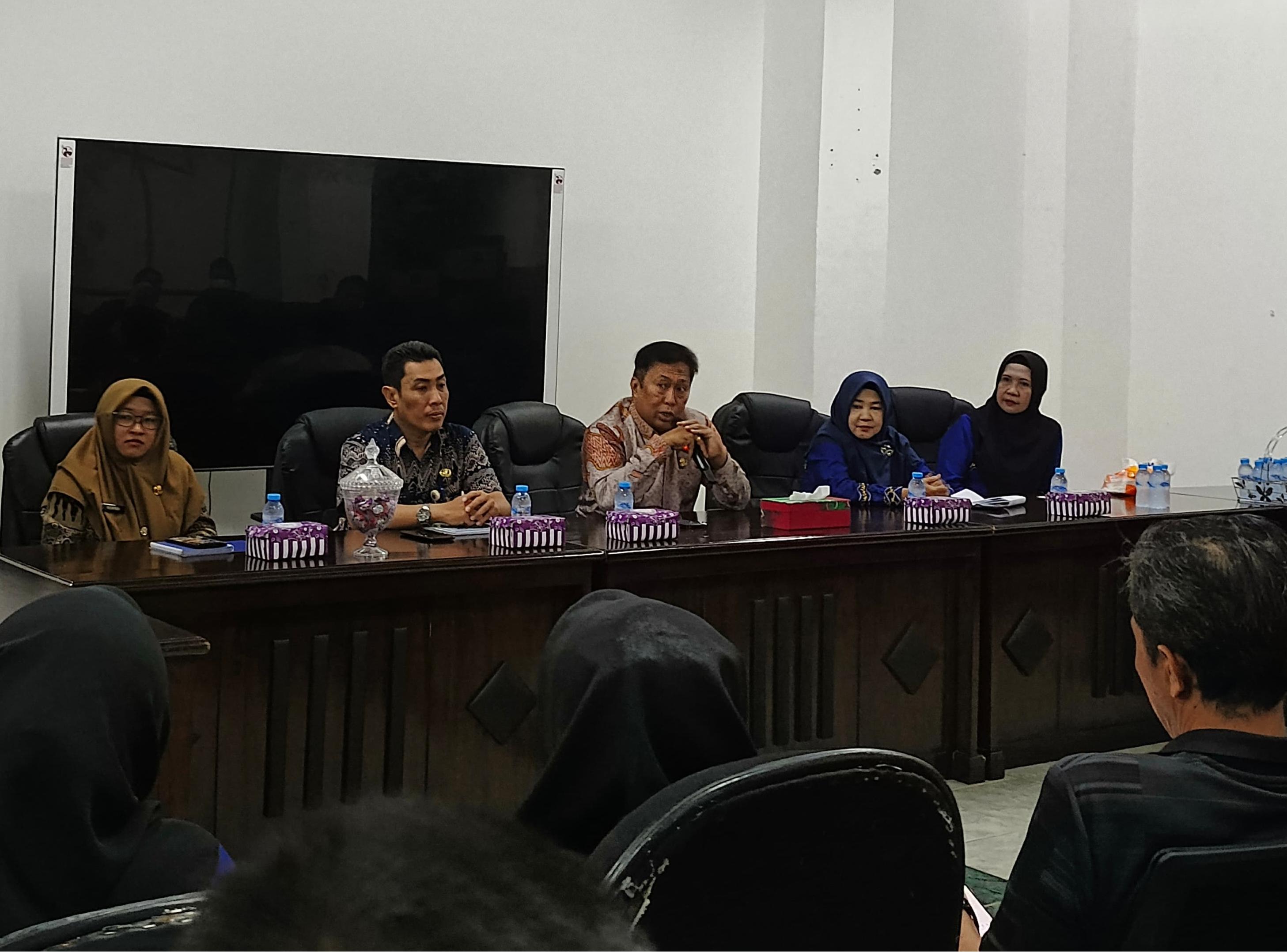 TEGAS:Plt Kepala BKPSDM Kotabaru H Asriady Sulaiman memberikan arahan ke PNS, PPPK, Honorer dan THL yang ada di Diskominfo.(Foto:Diskominfo Kotabaru)