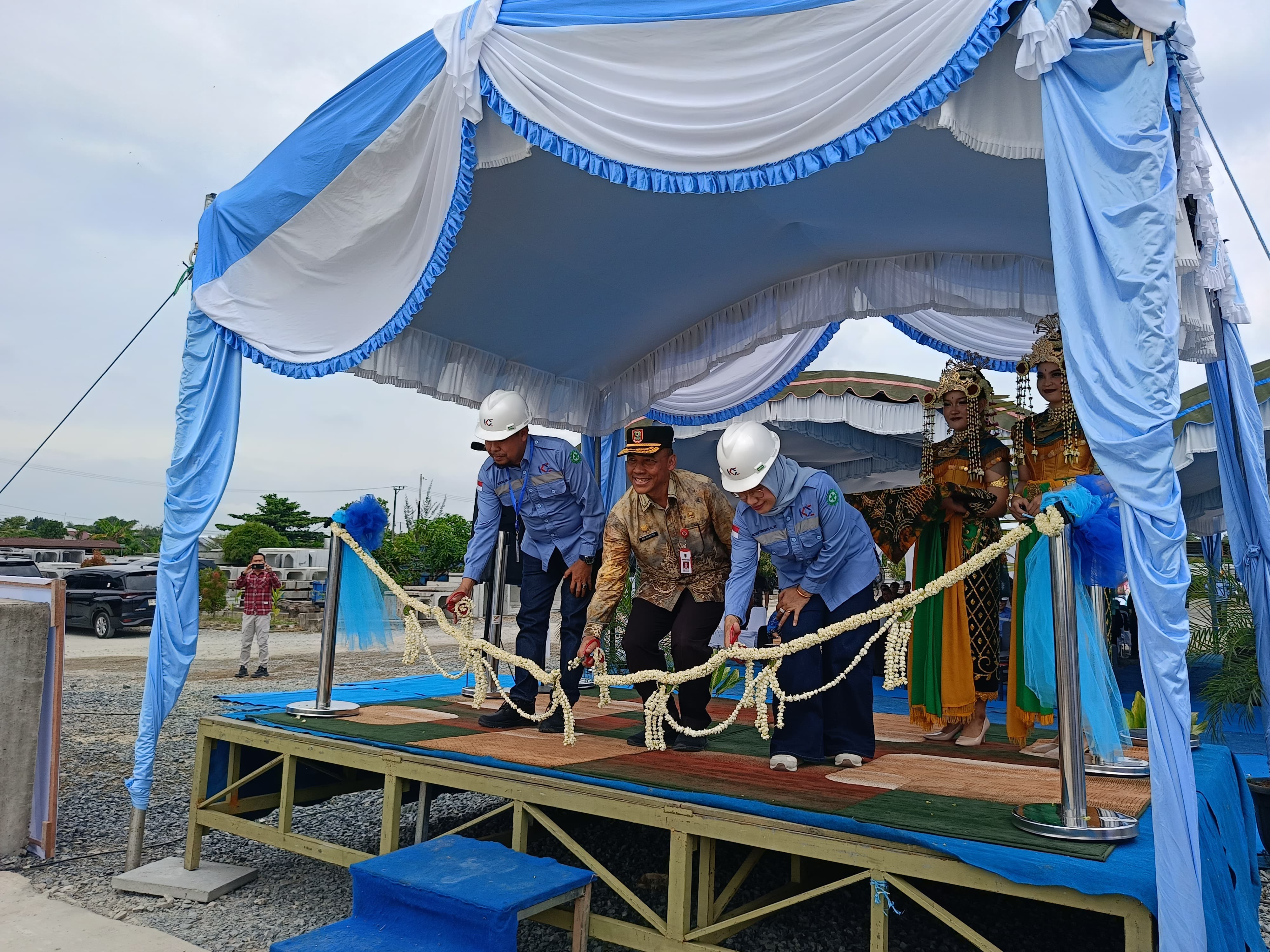 POTONG KEMBANG:Launching sheet pile yang diproduksi pertama kali oleh PT Kalimantan Concrete Enginering (KCE), Kamis (10/7/2025).(FotoSheila Farazela/Radar Banjarmasin).