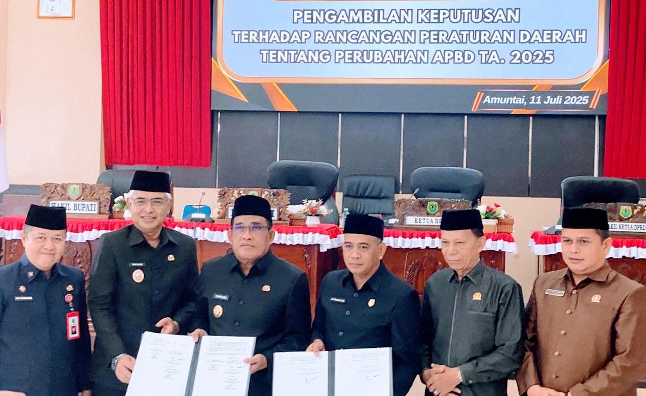 SINERGI: Bupati HSU H Sahrujani dan Ketua DPRD HSU H Fadilah (tiga dari kanan), memperlihatkan draf raperda anggaran perubahan tahun 2025 yang telah sah.