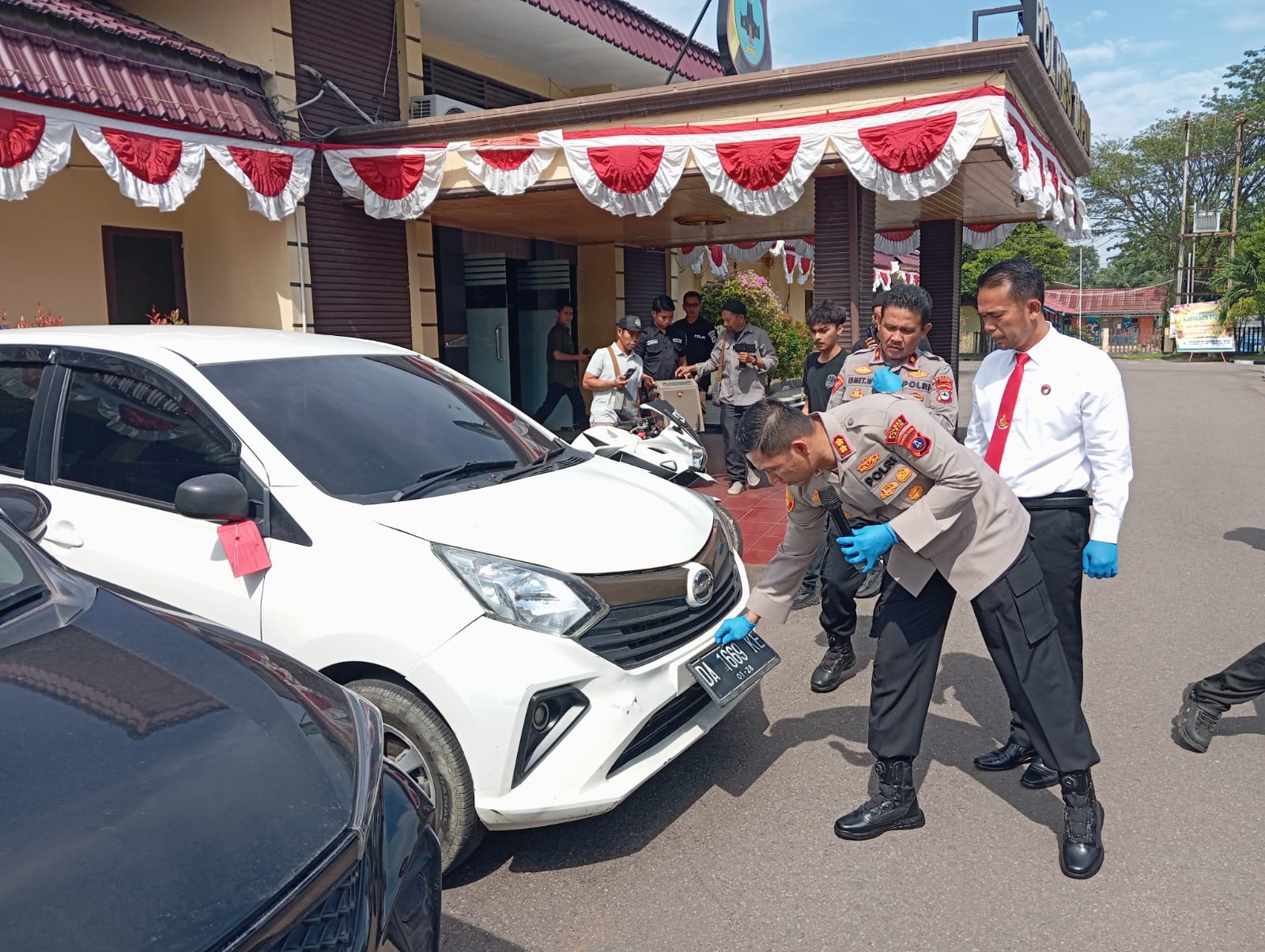 MOBIL PELAKU: Kapolres Tapin AKBP Weldi Rozika memperlihatkan dua buah mobil yang diamankan dari pelaku sabu.