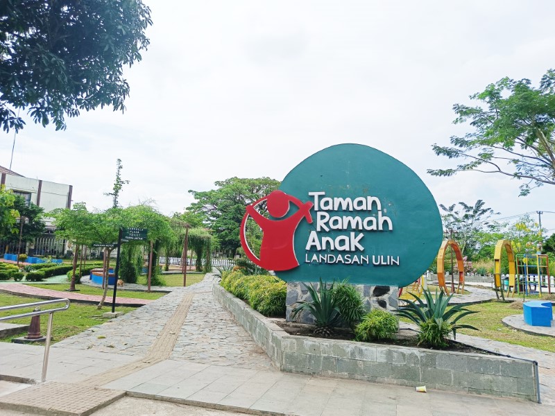 TAMAN: Kondisi Taman Ramah Anak Landasan Ulin di eks lokalisasi Pembatuan, Kamis (10/7).