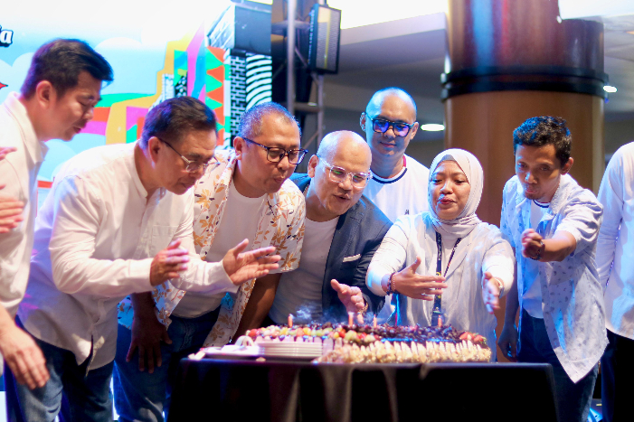 HARI JADI: Manajemen Duta Mall Banjarmasin meniup lilin menandai hari jadi Duta Mall ke-19 tahun, Sabtu (12/7/2025).