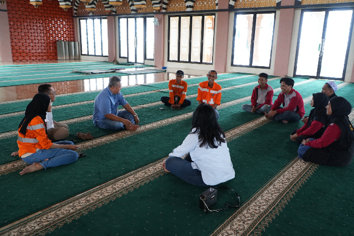 TEMPAT IBADAH: Tim penilai bersama perwakilan PT BIB di Masjid Apung Ziyadatul Abrar yang jadi ikon wisata religi kawasan pesisir Angsana.