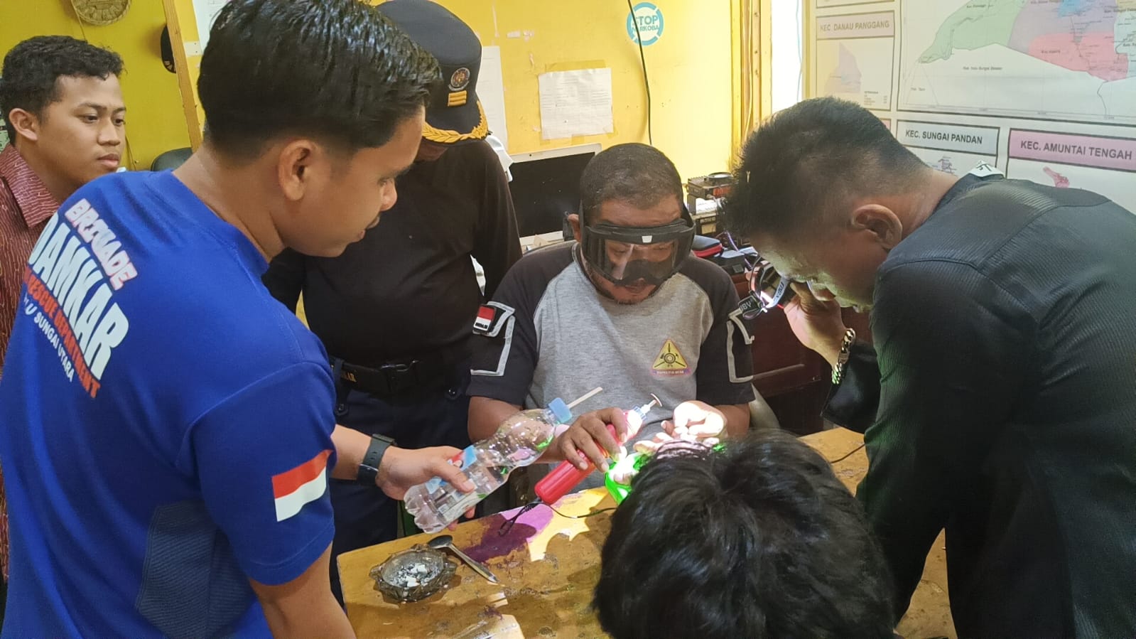 FOKUS: Anggota Damkar HSU Edy Saputra, dan tim saat melaksanakan upaya pelepasan cincin dari jari manis Zaki yang merupakan santri dari Ponpes Rakha Amuntai. (Foto: Damkar HSU/Radar Banjarmasin)