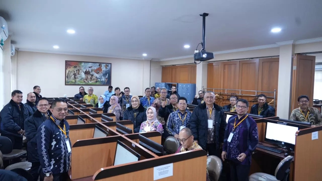 UJI KOMPETENSI: Eselon II Pemprov Kalsel saat mengikuti uji kompetensi beberapa waktu lalu. Mereka yang terpilih akan dilantik Senin (14/7/2025) pagi. (Foto: Dokumen Radar Banjarmasin)
