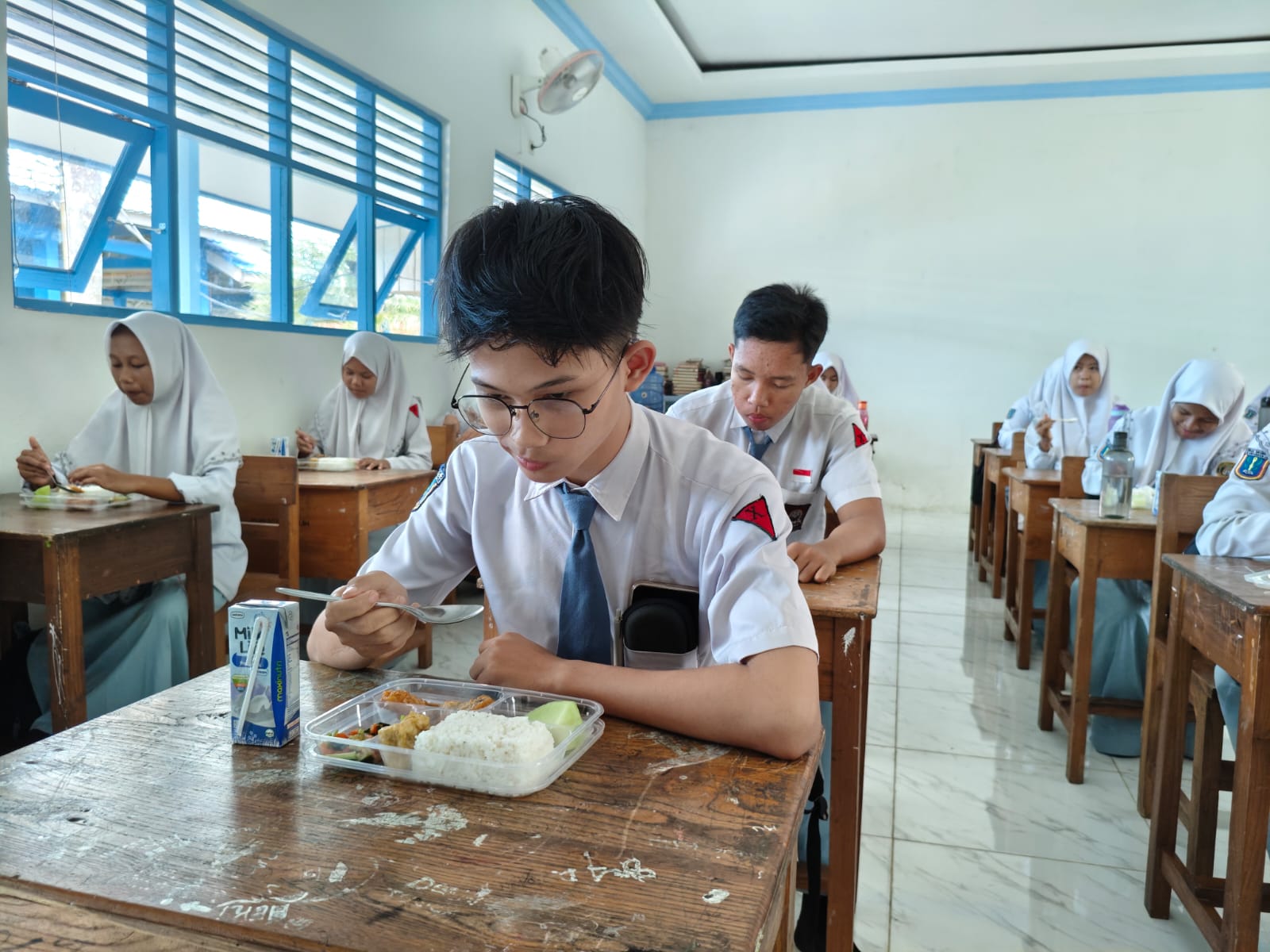 MAKAN BERGIZI : Para pelajar di SMAN 2 Kandangan, Kabupaten HSS saat menikmati menu program MBG. (Foto: Salahudin/ Radar Banjarmasin)
