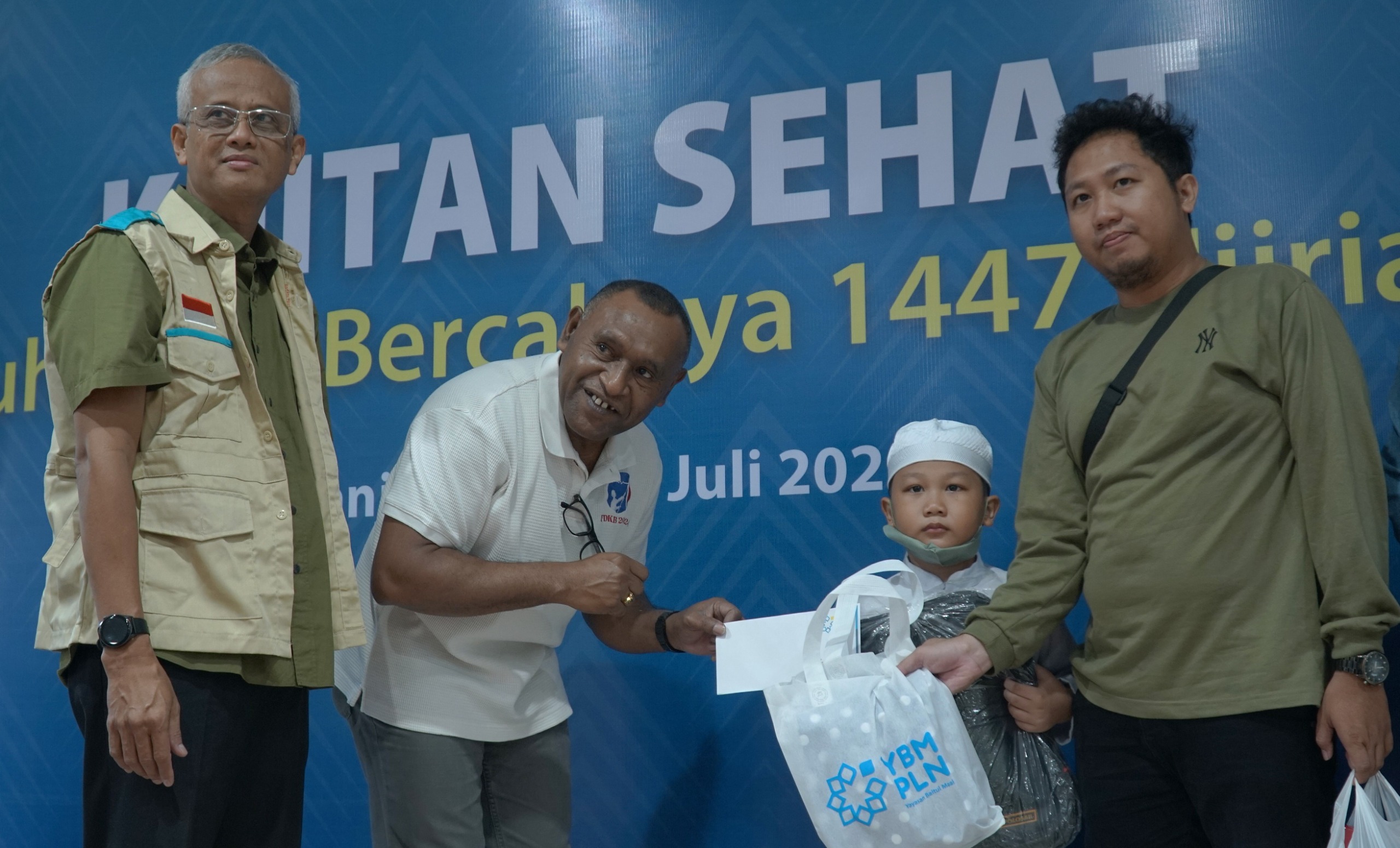 HADIAH:Penyerahan apresiasi kepada anak-anak pemberani yang telah mengikuti acara Khitan Sehat YBM PLN UID Kalselteng oleh Senior Manager Distribusi, Roberth Rumsaur.