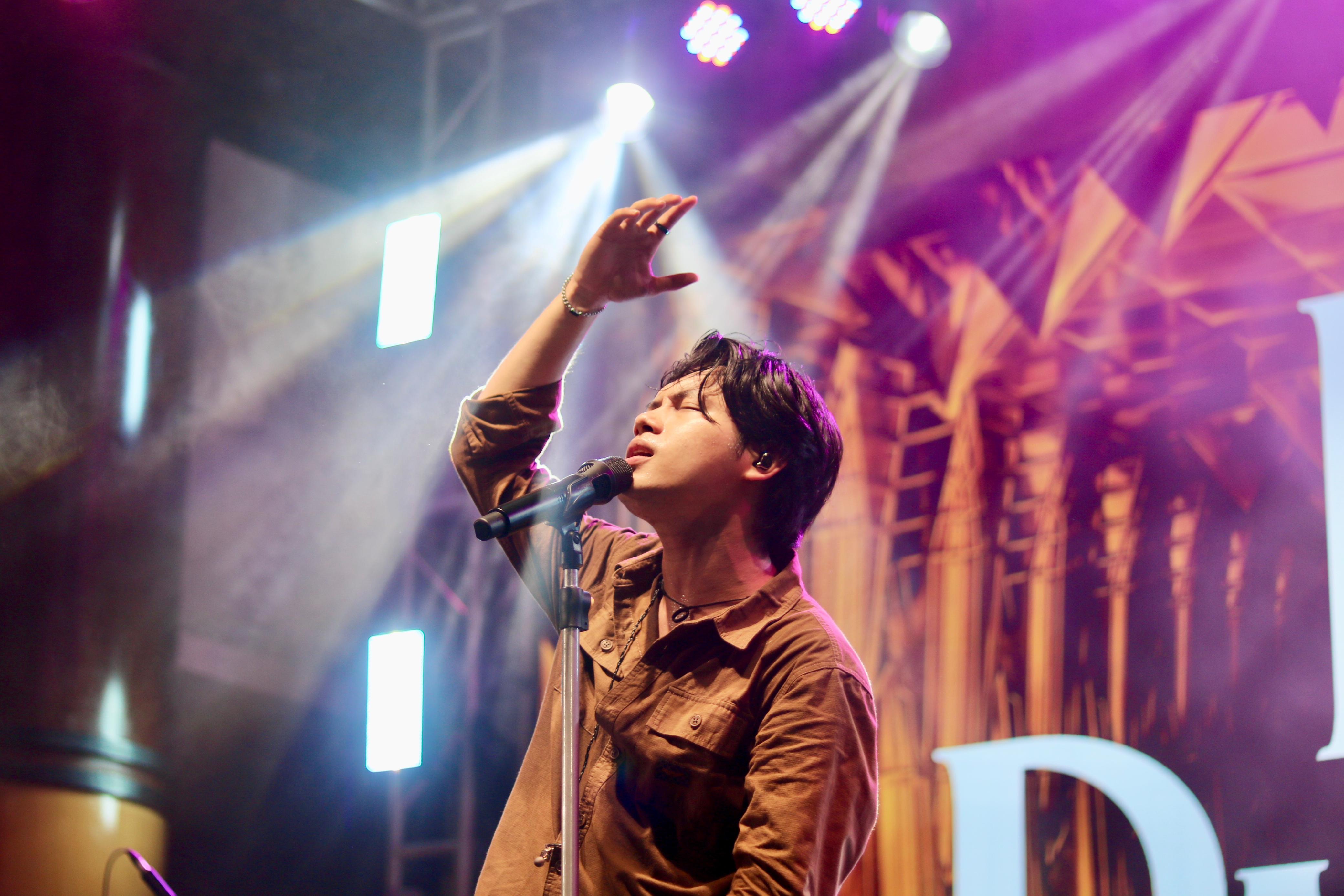 BAWAKAN HITS: Rony Parulian menghibur penonton dengan sederet hits andalannya.(Foto:Tia Lalita Novitri/Radar Banjarmasin)