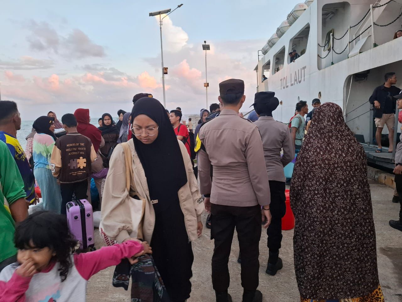 BONGKAR MUAT: Suasana bongkar kuat di Pelabuhan Marabatuan Kecamatan Pulau Sembilan, Kotabaru.  Foto: Polsek Pulau Sembilan  &nbsp;
