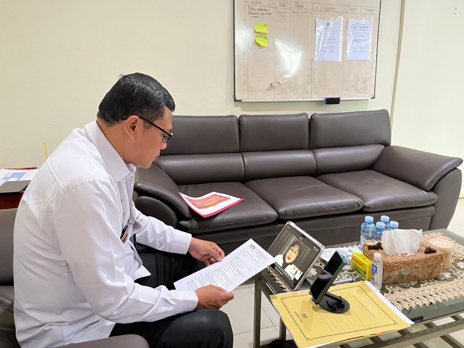 RAPAT DARING:Plt Kepala Kanwil Kemenkum Kalsel yang juga Kepala Divisi Pelayanan Hukum Kemenkum Kalsel, Meidy Firmansyah memberikan sambutannya dalam Rakor MPWN Kalsel, Senin (14/7/2025).