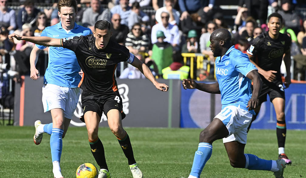 JADI INCARAN: Pemain belakang Venezia, Jay Idzes (menggiring bola) tengah menjadi incaran beberapa klub Serie A menjelang musim baru. (AFP)