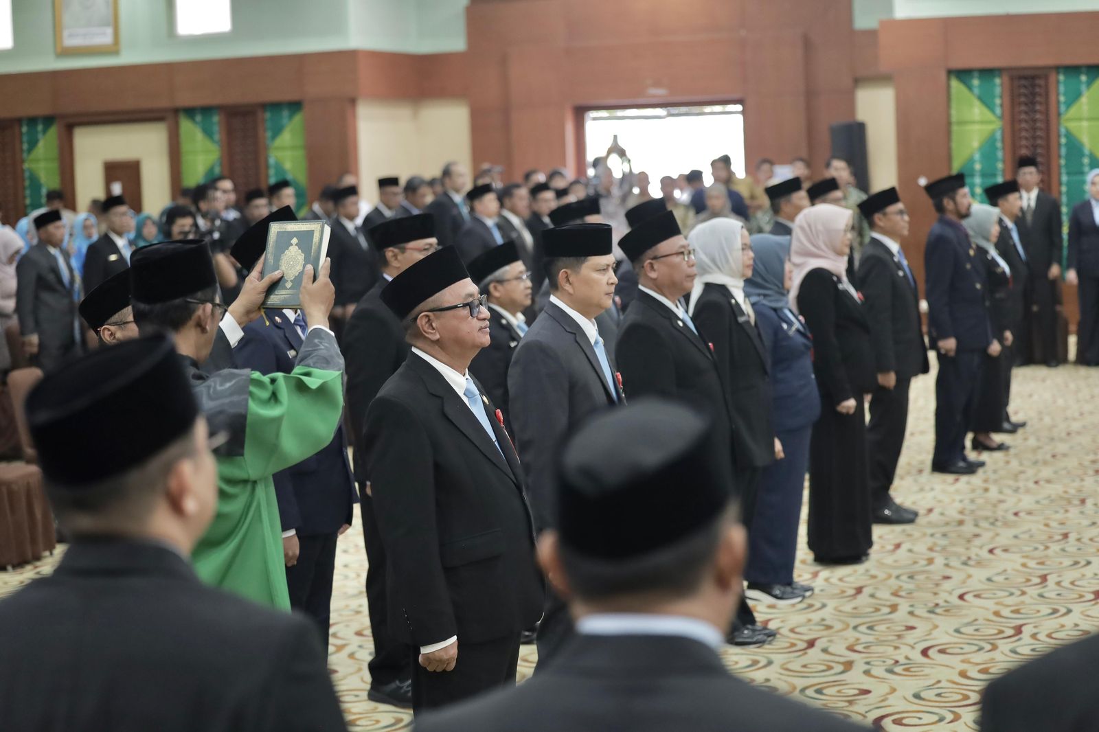 Gubernur Kalsel, Muhidin melantik pejabat eselon II Pemprov Kalsel di Gedung Idham Chalid, Senin (14/7) pagi. (Muhammad Oscar Fraby/Radar Banjarmasin)