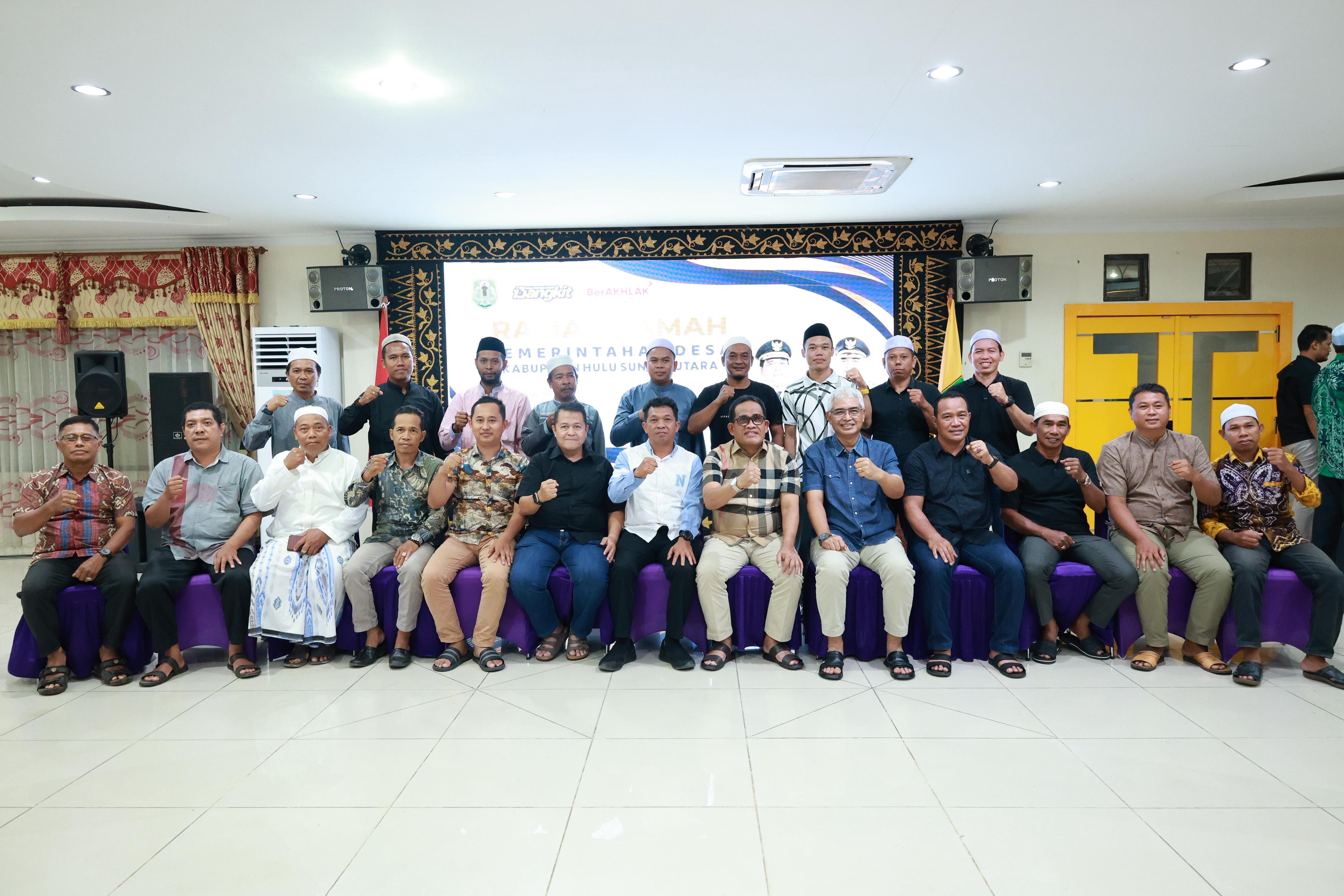 MOMEN:Bupati HSU, H Sahrujani (kemeja coklat) foto bersama Wabup Hero Setiawan dan Sekda HSU Adi Lesmana serta kepala desa dalam ramah tamah bersama kades di Mes Negara Dipa, Sabtu (12/7/2025).