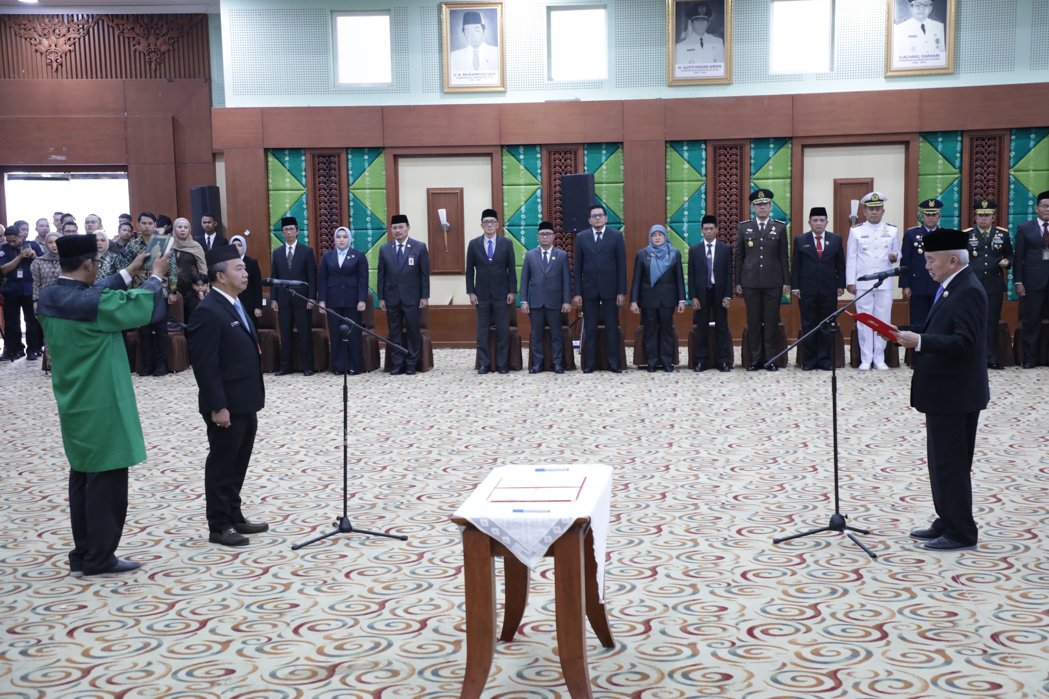 RESMI:Gubernur Kalsel H Muhidin melantik Muhammad Syarifuddin sebagai Sekdaprov Kalsel di Gedung Dr KH Idham Chalid, Banjarbaru, Senin (14/7/2025).(Foto:M Rizki Maulidja/Donny Sophandi)