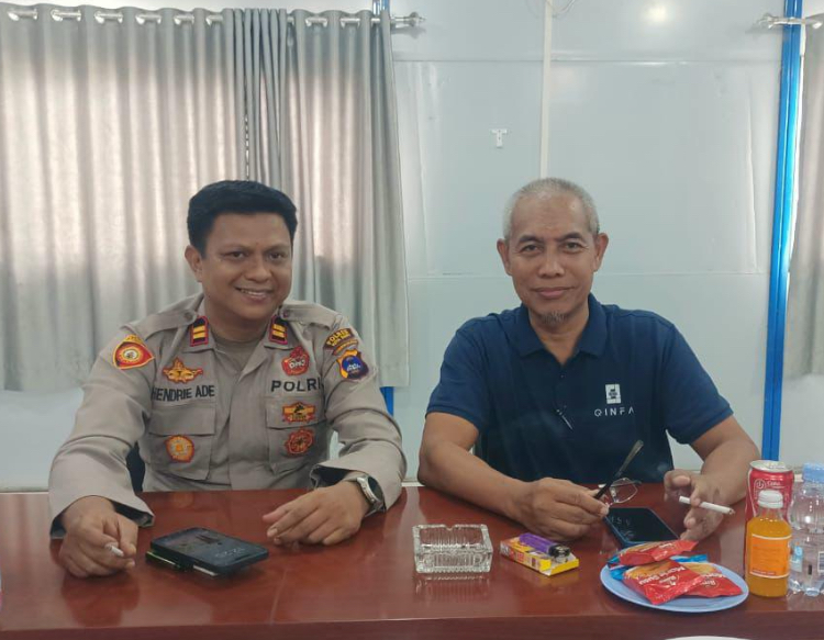 KLARIFIKASI:Kapolsek Kelumpang Barat, Iptu Hendrie bersama KTT PT SDE, Tri Hapsoro.(Hendrie untuk Radar Banjarmasin)