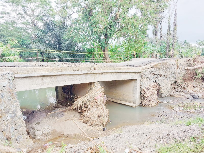 KIAN PARAH: Kondisi jembatan di RT 5 Desa Sungai Bakar yang diterjang banjir bandang dua pekan lalu. (Foto: Norsalim Yahya/Radar Banjarmasin)
