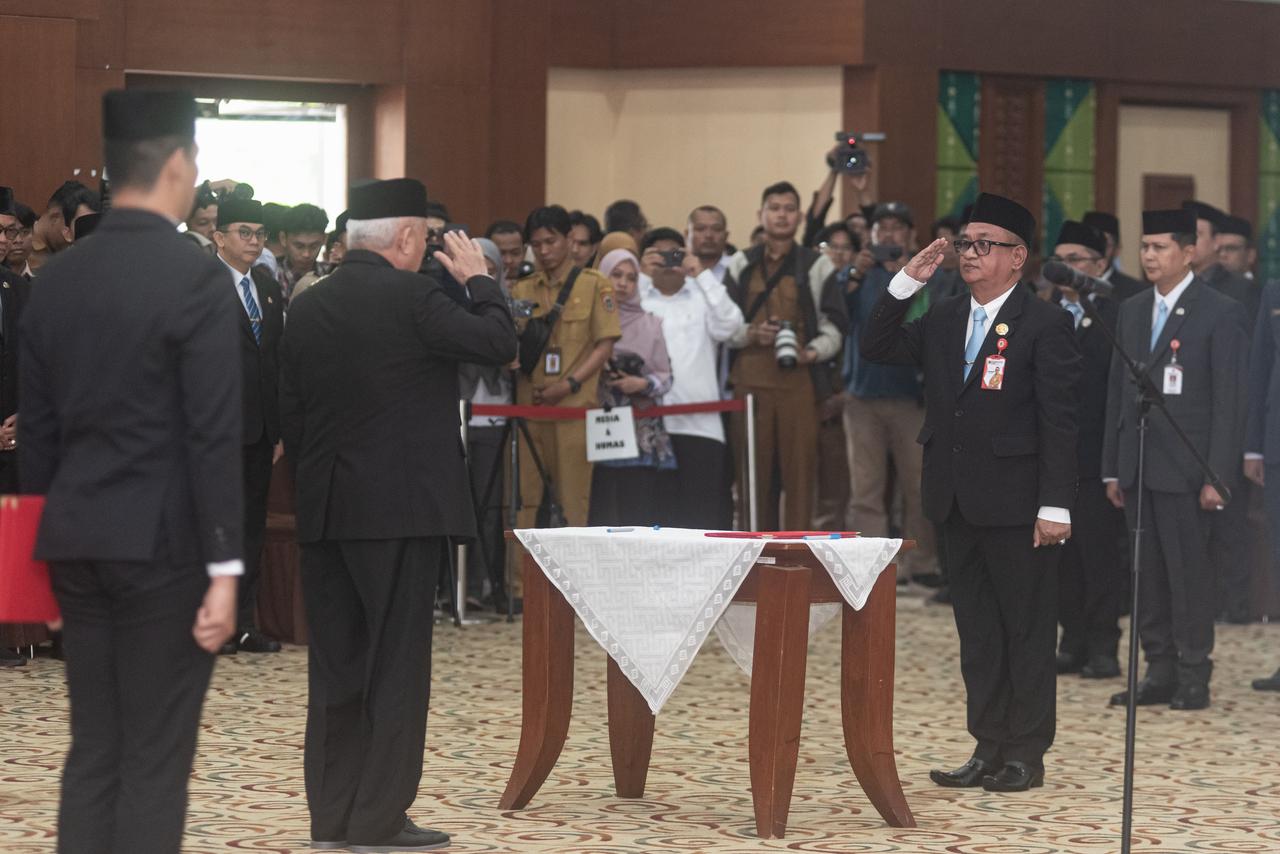 PELANTIKAN: Gubernur Kalsel Muhidin melantik pejabat eselon II Pemprov Kalsel di Gedung Idham Chalid, Senin (14/7) pagi. (Foto: Muhammad Oscar Fraby/Radar Banjarmasin)