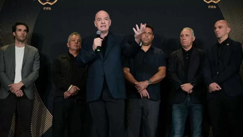 BERBICARA: Presiden FIFA, Gianni Infantino berbicara kepada media di Trump Tower. (Juan Mabromata/AFP)