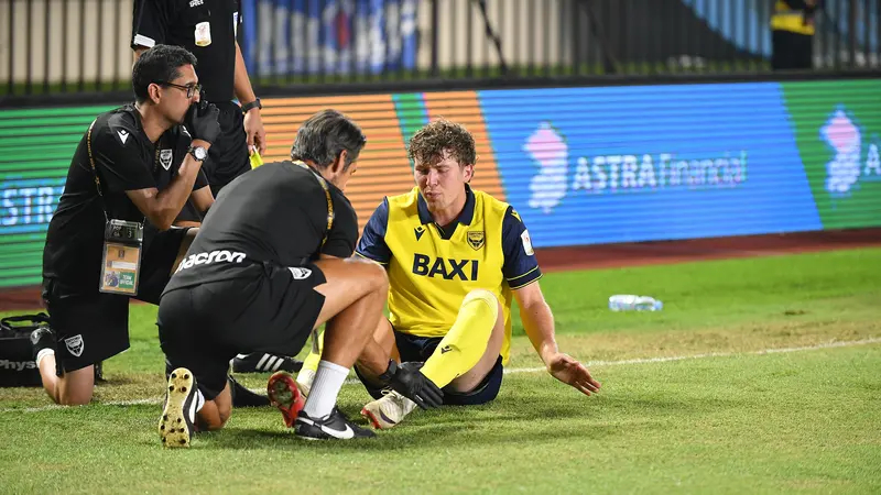 CEDERA: Penyerang Timnas Indonesia dan Oxford United, Ole Romeny, mengalami cedera saat timnya bersua Arema FC pada laga lanjutan Grup A Piala Presiden 2025 di Stadion Si Jalak Harupat
