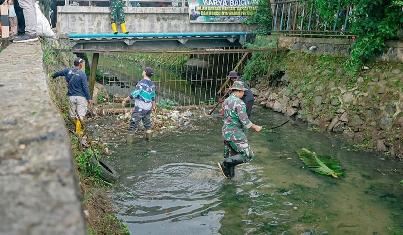PEMBERANTASAN: Suasana gotong royong dalam rangka upaya pemberantasan sarang nyamuk di Banjarbaru.