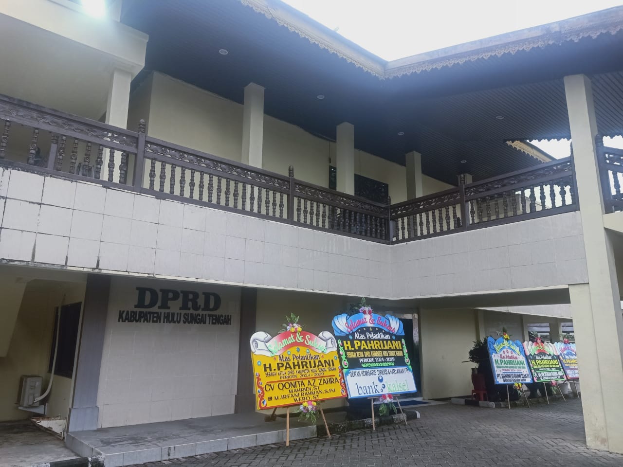 PERSIAPAN: Karangan bunga ucapan selamat atas pelantikan Pahrijani sebagai Ketua DPRD HST menghiasi halaman Kantor Dewan. (Foto: Jamaluddin/Radar Banjarmasin)