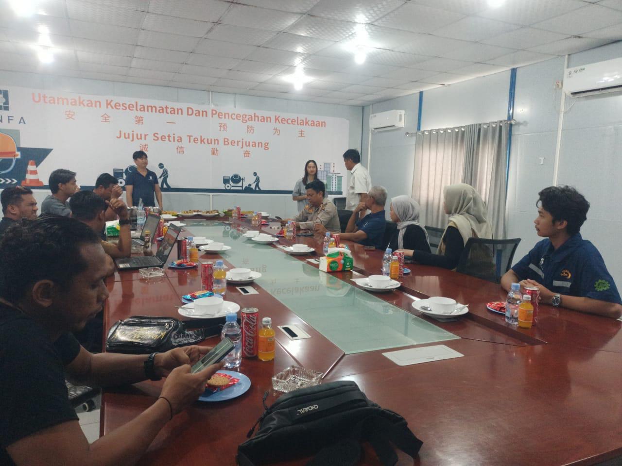 PERTEMUAN: Suasana pertemuan bersama tim Polres Kotabaru, Polsek Kelumpang Barat dengan PT SDE. Foto: Polsek Kelumpang Barat.