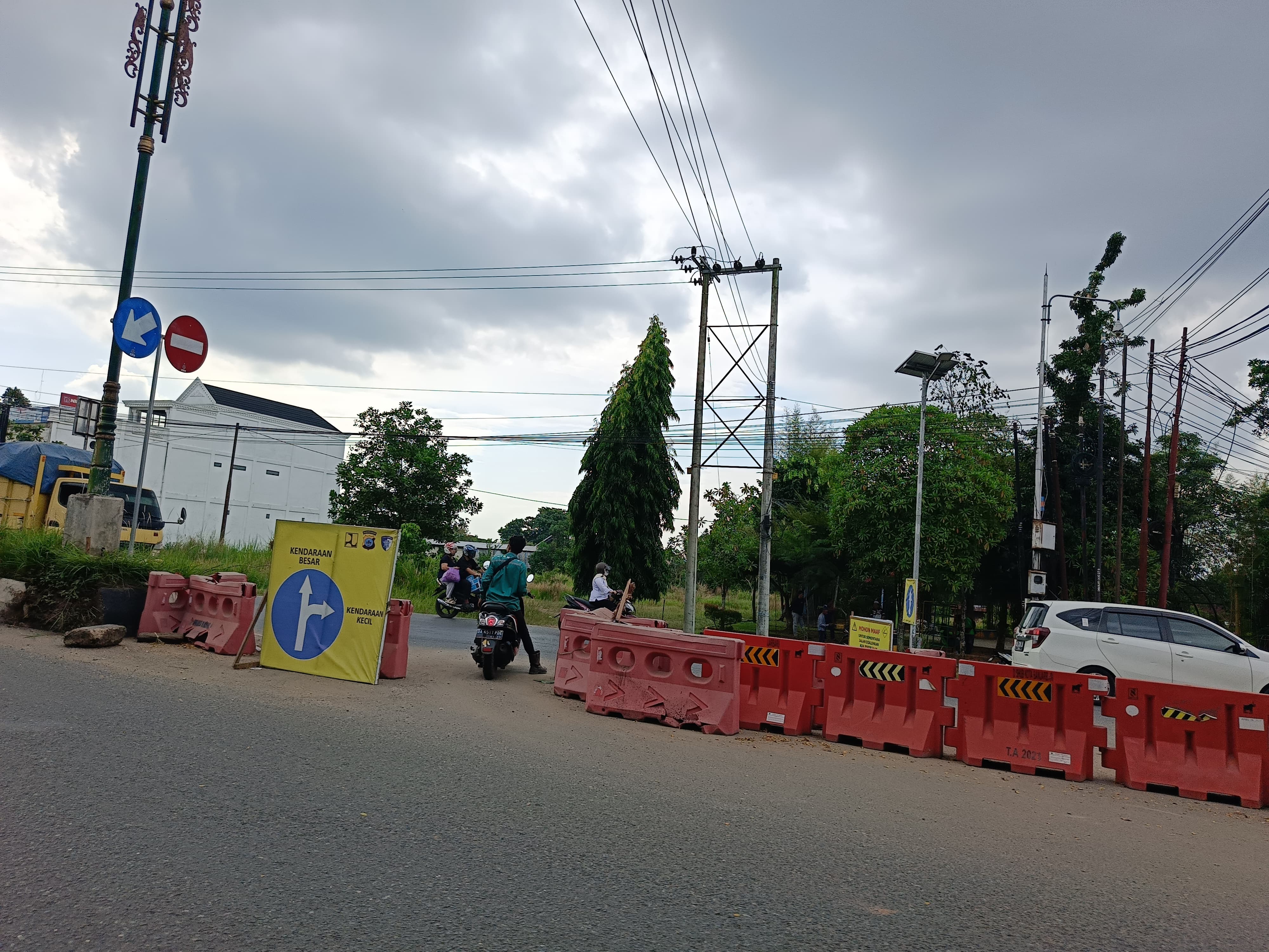 Sejumlah pengendara motor saat hendak berputar balik di Bundaran Palam, di mana terdapat celah yang dibuka hanya untuk pengendara roda dua. (SHEILLA/RADAR BANJARMASIN)