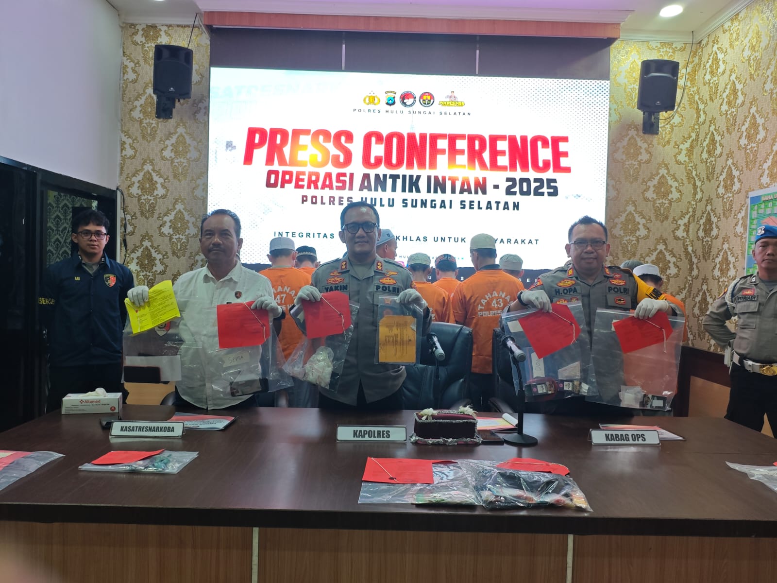 JUMPA PERS: Kapolres HSS AKBP Muhammad Yakin Rusdi bersama Kabag Ops AKP H Opa Atim Wibawa dan Kasat Narkoba Iptu Cahyo Sugiono menunjukkan barang bukti dan tersangka ungkap kasus Operasi Antik Intan
