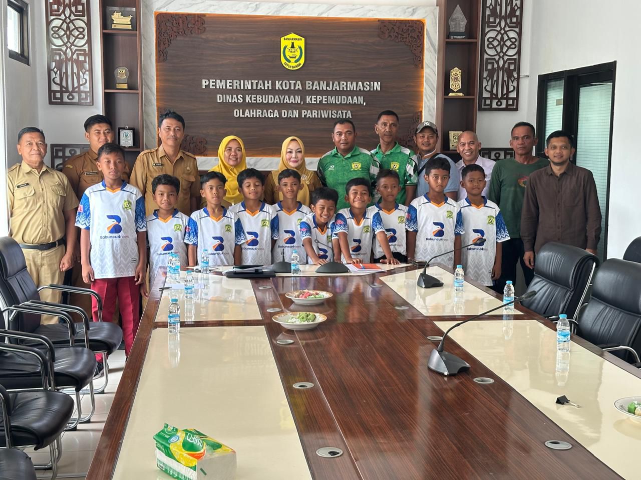 AUDIENSI: Plt Kepala Disbudporapar Kota Banjarmasin, Fitriah, SE, MM, menerima audiensi tim SSB Alam Hijau KU-10 yang akan berlaga di IGC Seri Nasional 2025 di Solo, Jawa Tengah.