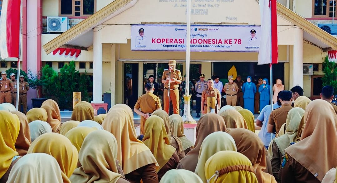 MOMEN:Wakil Bupati HSU, Hero Setiawan memimpin upacara peringatan Harkopnas di Halaman Kantor Bupati HSU, Senin (14/7/2025).