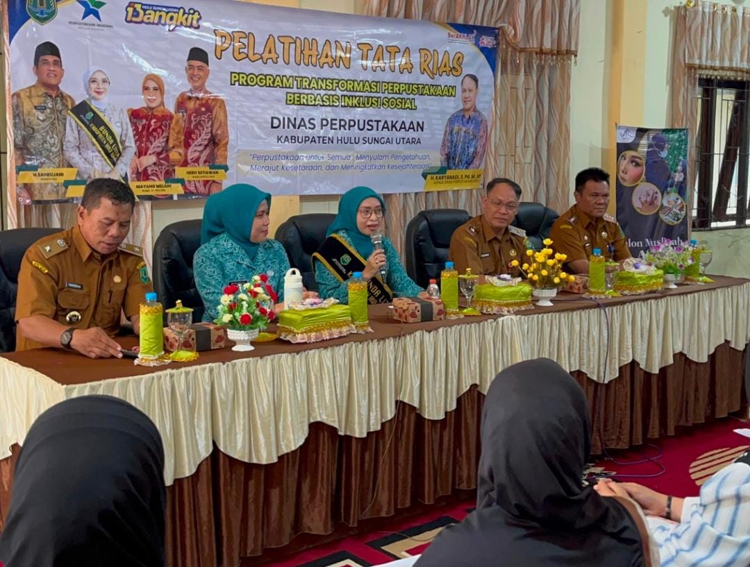 HADIR:Bunda Literasi Kabupaten HSU, Hj Murniati membuka kegiatan pelatihan tata rias wajah di Aula Desa Gelagah, Kecamatan Sungai Tabukan, Senin (14/7/2025).