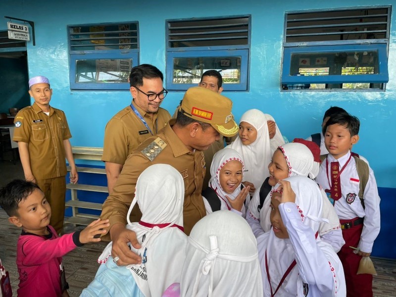 HARI PERTAMA SEKOLAH: Wali Kota Banjarmasin, Muhammad Yamin disambut siswa SDN Mawar 4.