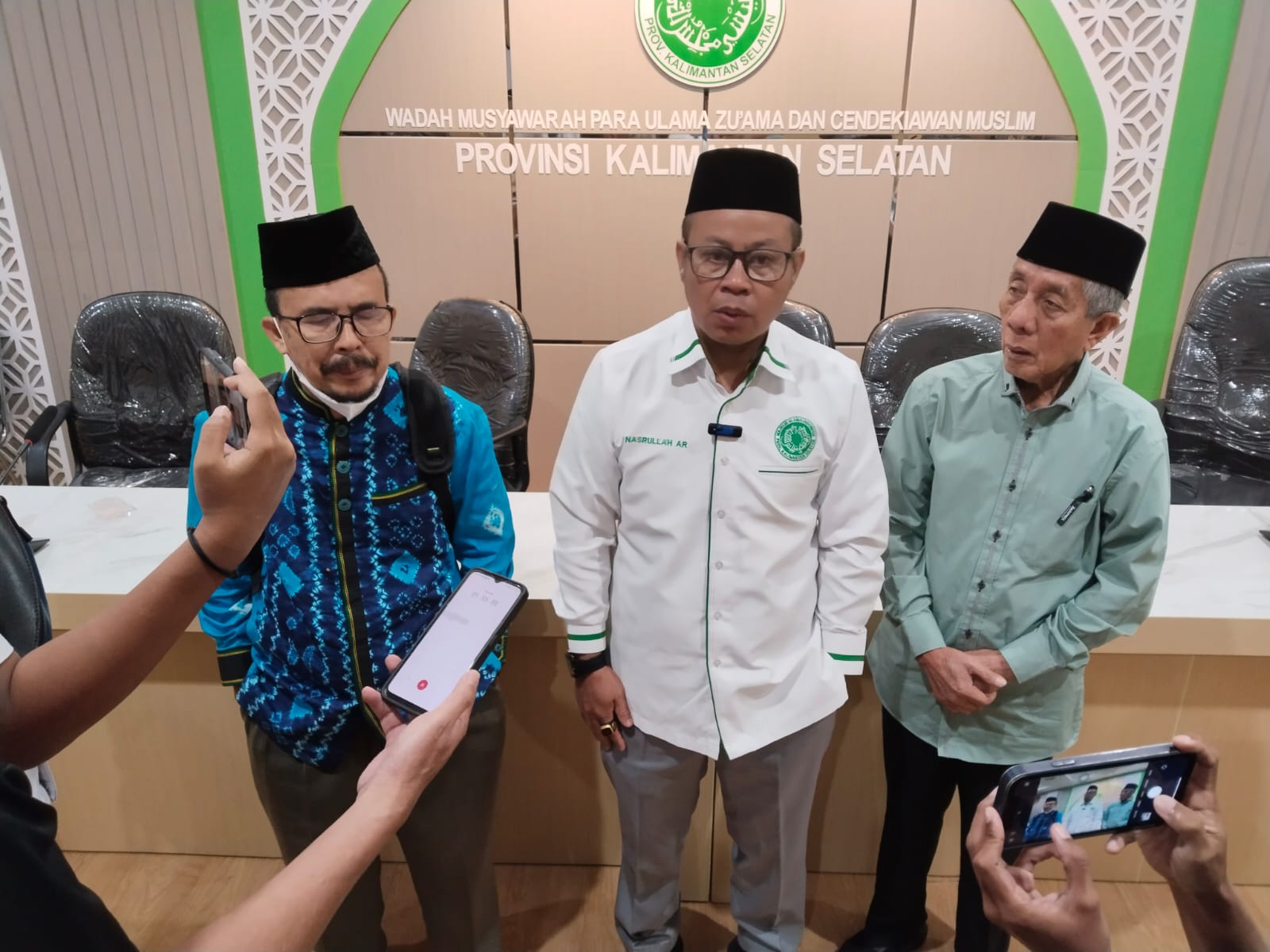 WAWANCARA:Sekretaris MUI Kalsel, Nasrullah AR (tengah) menjelaskan gelaran Rakorwil MUI se-Kalimantan 2025 yang akan digelar di Mahligai Pancasila Banjarmasin pada 18-20 Juli 2025.(foto:MUI Kalsel)