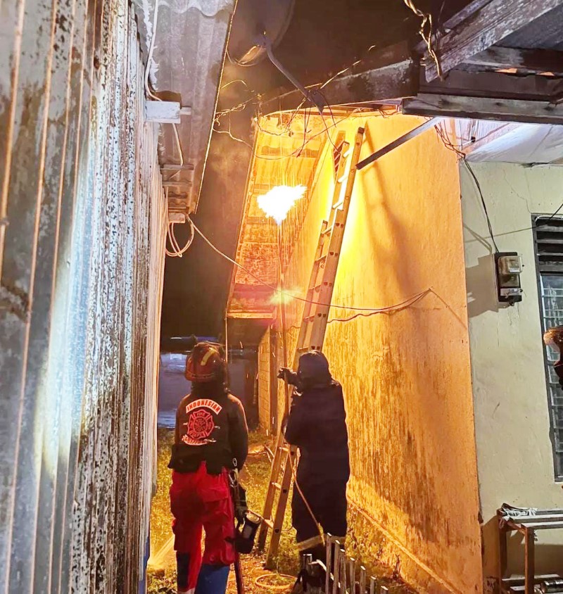 MEMUSNAHKAN: Petugas Damkar Banjarbaru saat memusnahkan sarang tawon di atap Asrama Brimob, Senin (14/7) malam.